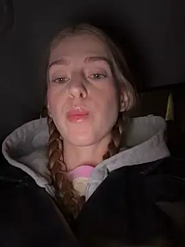 Snapshot of kira_mia chatting on 11.24.25 kira mia online show from 11.24.25