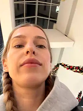 Snapshot of kira_mia chatting on 12.04.25 kira mia online show from 12.04.25