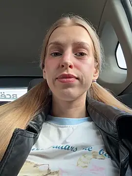 kira mia online show from 04.18.26