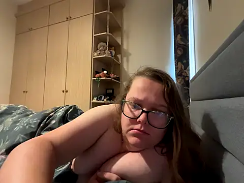 Snapshot of Scarletcum22 chatting on 10.19.25 Scarletcum22 online show from 10.19.25