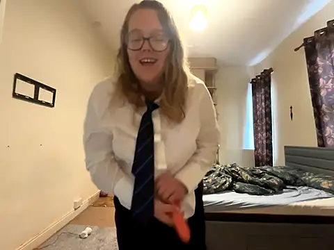 Snapshot of Scarletcum22 chatting on 10.20.25 Scarletcum22 online show from 10.20.25