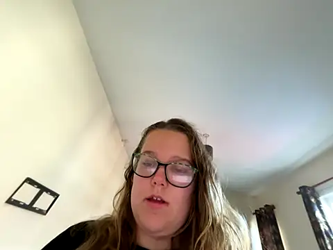 Snapshot of Scarletcum22 chatting on 11.02.25 Scarletcum22 online show from 11.02.25