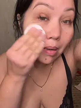 Snapshot of Love__Mom chatting on 12.17.25 Love Mom online show from 12.17.25