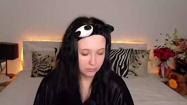 Felicia Herceg online show from 10.31.25