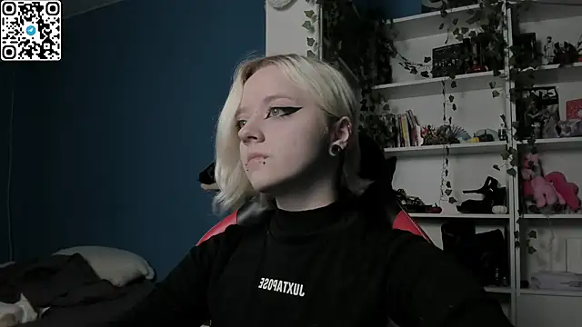 Holy Mistress S online show from 11.28.25