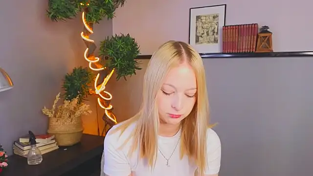 YungLyssy online show from 11.18.25