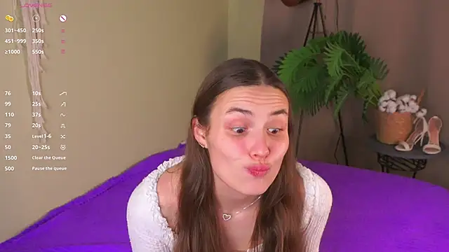 Snapshot of LeonoraWoods chatting on 11.30.25 LeonoraWoods online show from 11.30.25