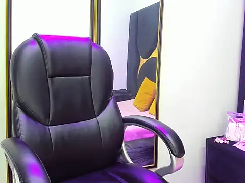 Gianna Johnson online show from 11.21.25