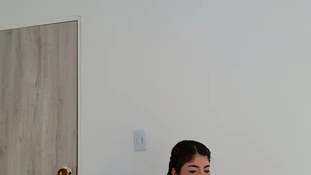 Snapshot of LisaMartinez34 chatting on 10.27.25 LisaMartinez34 online show from 10.27.25