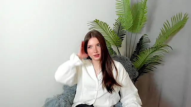 Snapshot of GiaKirtley chatting on 10.24.25 GiaKirtley online show from 10.24.25