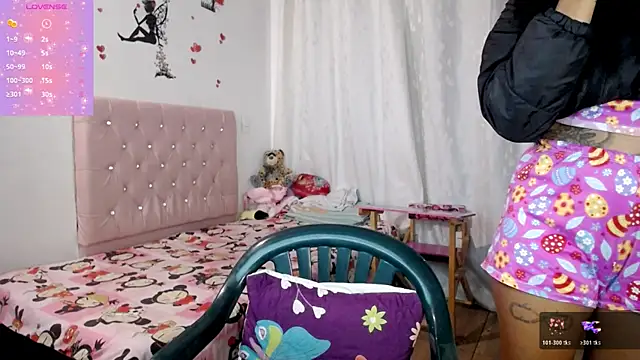 Snapshot of TaylorLight chatting on 12.04.25 TaylorLight online show from 12.04.25