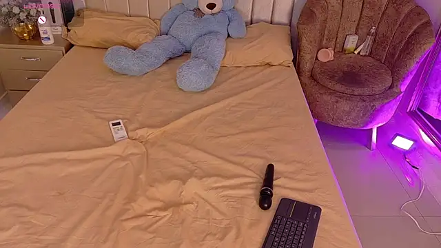 iam nicolle online show from 12.04.25