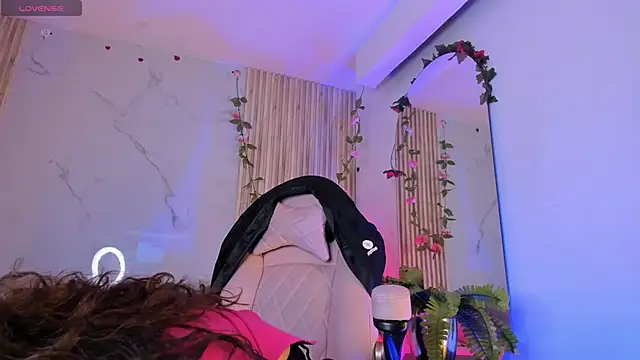 LolaMustaine  online show from 11.11.25