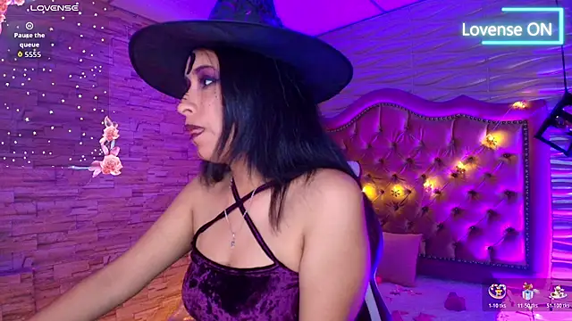 Snapshot of Roxanne_Han chatting on 10.30.25 Roxanne Han online show from 10.30.25