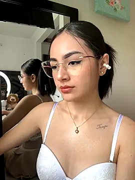 Snapshot of IslaCole chatting on 10.26.25 IslaCole online show from 10.26.25