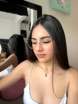 Snapshot of IslaCole chatting on 10.27.25 IslaCole online show from 10.27.25