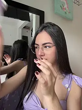 Snapshot of IslaCole chatting on 10.28.25 IslaCole online show from 10.28.25