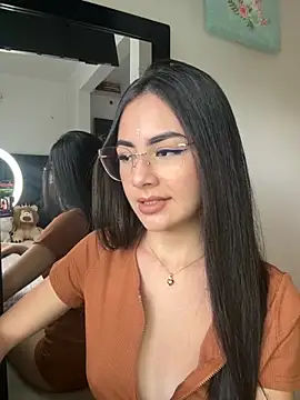 Snapshot of IslaCole chatting on 11.04.25 IslaCole online show from 11.04.25