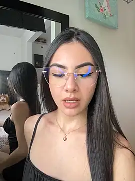 Snapshot of IslaCole chatting on 11.05.25 IslaCole online show from 11.05.25