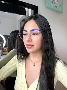 Snapshot of IslaCole chatting on 11.06.25 IslaCole online show from 11.06.25