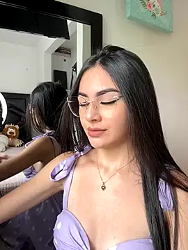 Snapshot of IslaCole chatting on 11.07.25 IslaCole online show from 11.07.25