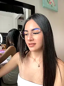 Snapshot of IslaCole chatting on 11.10.25 IslaCole online show from 11.10.25