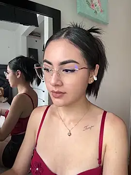 Snapshot of IslaCole chatting on 11.12.25 IslaCole online show from 11.12.25