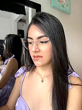 Snapshot of IslaCole chatting on 11.13.25 IslaCole online show from 11.13.25