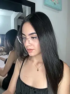 Snapshot of IslaCole chatting on 11.15.25 IslaCole online show from 11.15.25