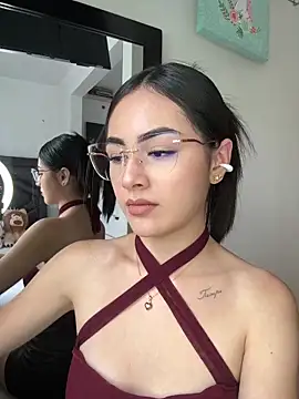 Snapshot of IslaCole chatting on 11.19.25 IslaCole online show from 11.19.25