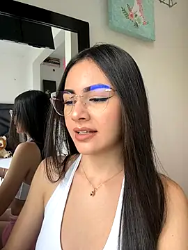 Snapshot of IslaCole chatting on 11.21.25 IslaCole online show from 11.21.25