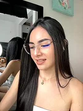 Snapshot of IslaCole chatting on 11.24.25 IslaCole online show from 11.24.25