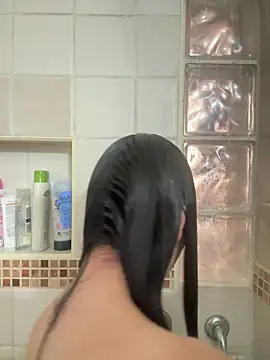 Snapshot of IslaCole chatting on 01.06.26 IslaCole online show from 01.06.26