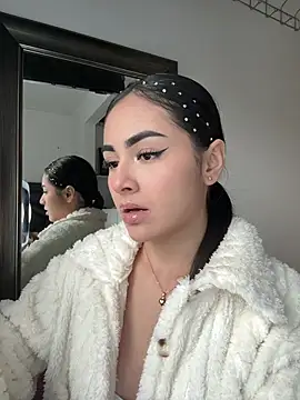 Snapshot of IslaCole chatting on 02.06.26 IslaCole online show from 02.06.26