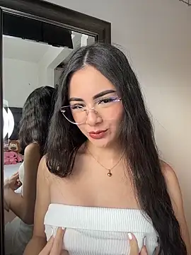 Snapshot of IslaCole chatting on 02.16.26 IslaCole online show from 02.16.26