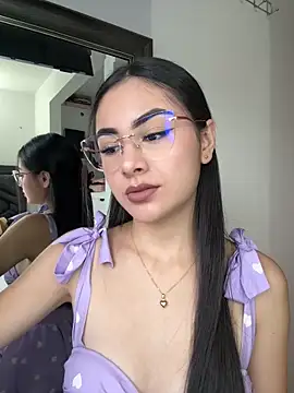 Snapshot of IslaCole chatting on 02.25.26 IslaCole online show from 02.25.26