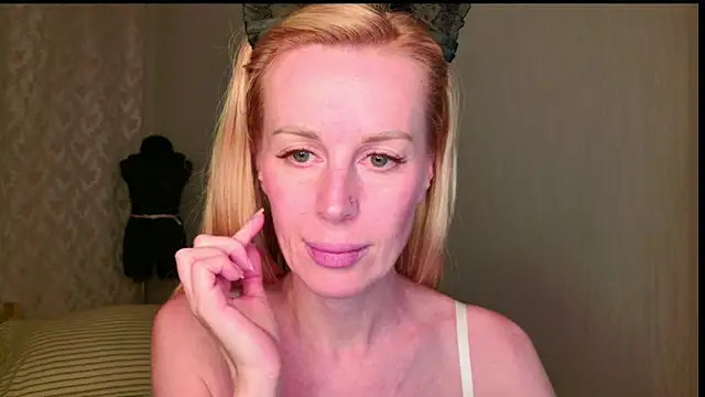 Snapshot of Kess-Edison chatting on 11.02.25 Kess-Edison online show from 11.02.25