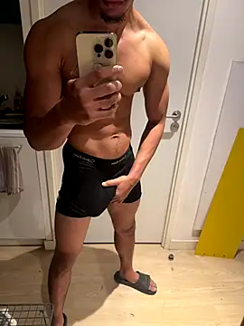 Snapshot of bigDickParis92 chatting on 10.24.25 bigDickParis92 online show from 10.24.25