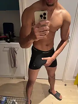 Snapshot of bigDickParis92 chatting on 10.25.25 bigDickParis92 online show from 10.25.25