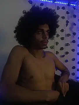 Snapshot of aaron_play chatting on 11.05.25 aaron play online show from 11.05.25