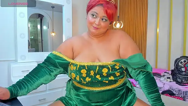 Snapshot of Hanna_curvy_ chatting on 10.28.25 Hanna curvy online show from 10.28.25