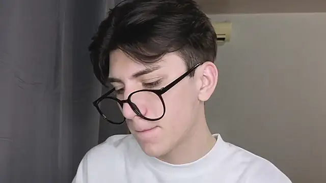 Oliver star boy  online show from 11.17.25