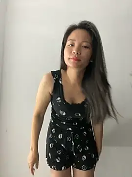 Bee Yellow00 online show from 10.29.25