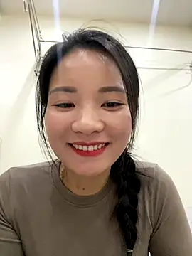 Bee Yellow00 online show from 11.12.25