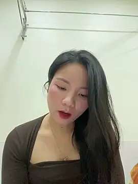 Bee Yellow00 online show from 11.20.25