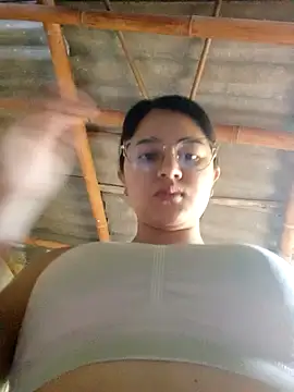 Snapshot of LuLopezz chatting on 10.27.25 LuLopezz online show from 10.27.25