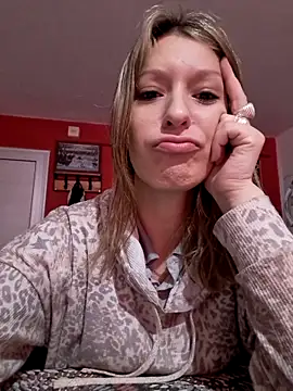 Snapshot of Katyfoxie chatting on 10.28.25 Katyfoxie online show from 10.28.25