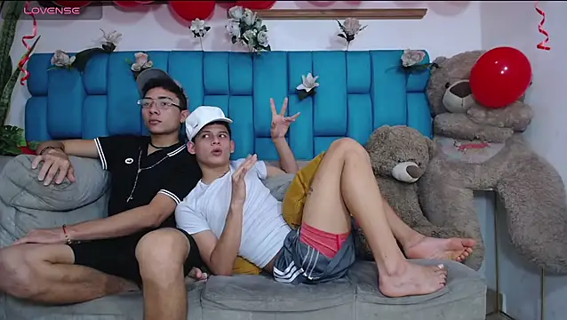 Hot Boys Latinos X online show from 02.15.26