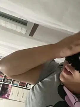 Snapshot of crazzyanne chatting on 12.22.25 crazzyanne online show from 12.22.25