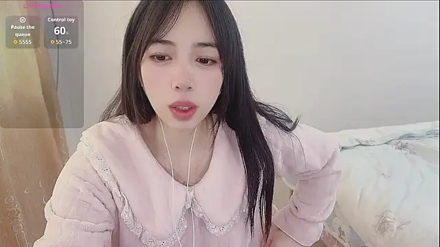 Snapshot of by-Hannah chatting on 11.05.25 by-Hannah online show from 11.05.25